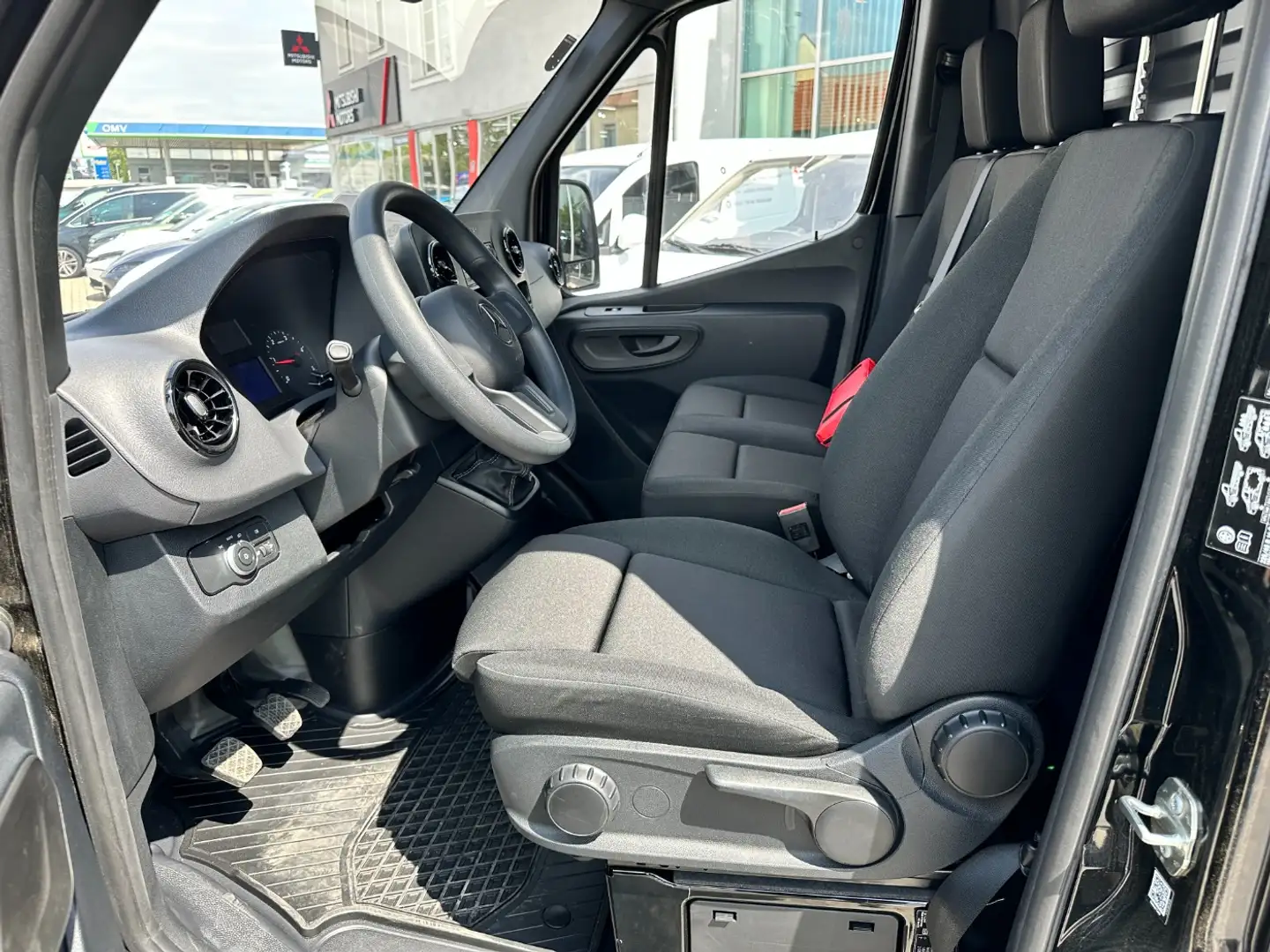 Vehicle image, number 12