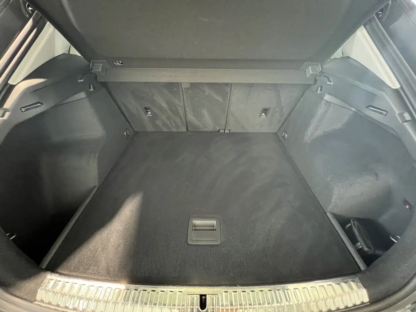 Vehicle image, number 8