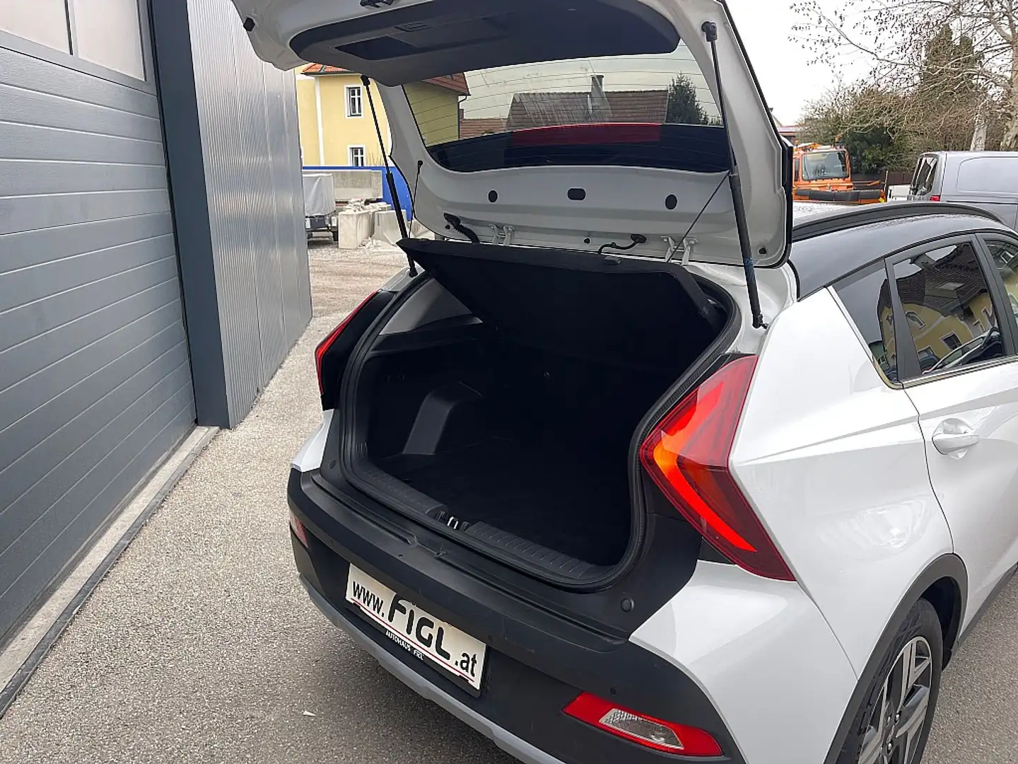 Vehicle image, number 6