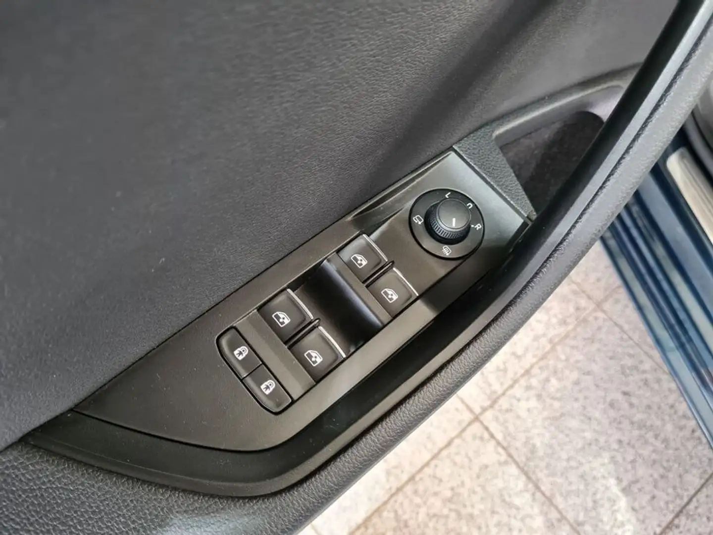 Vehicle image, number 11