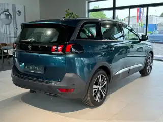 Vehicle image thumbnail, number 4