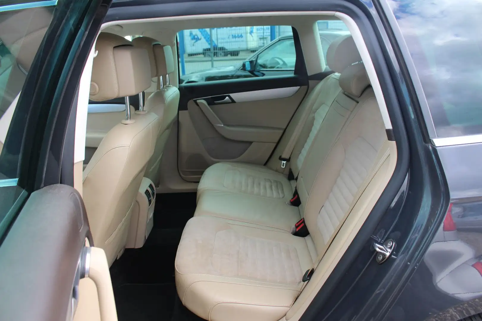 Vehicle image, number 12