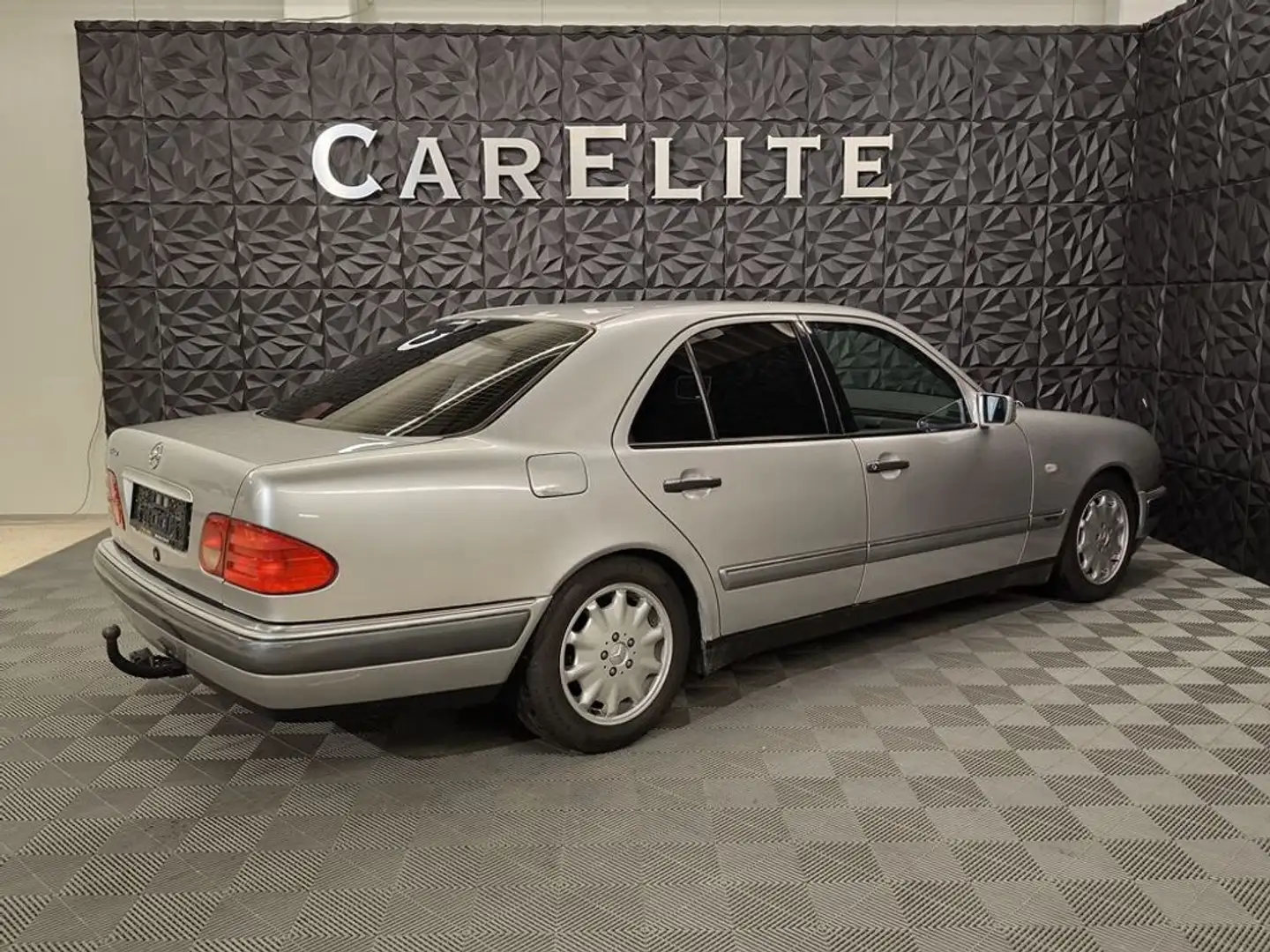 Vehicle image, number 12