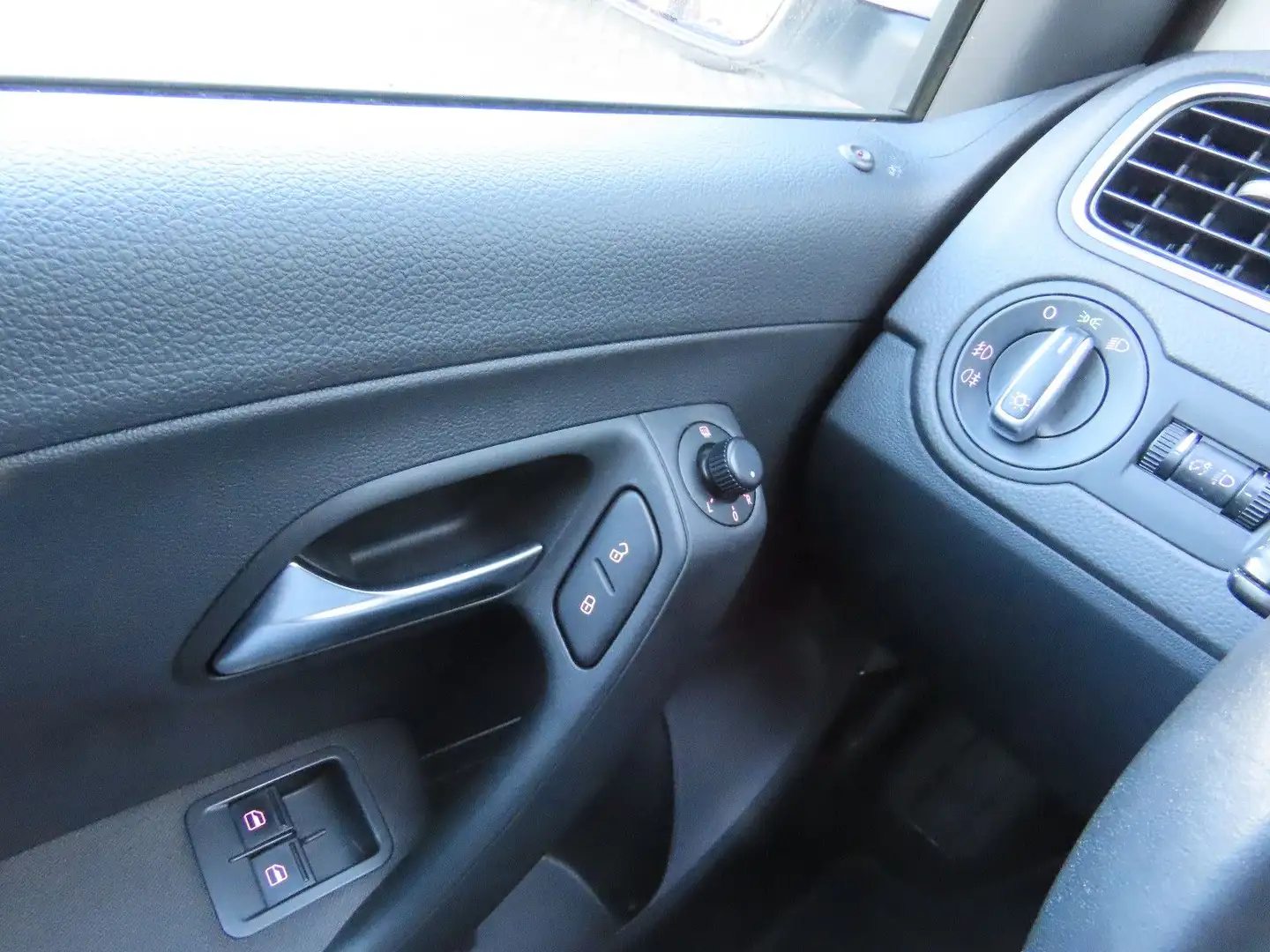 Vehicle image, number 16