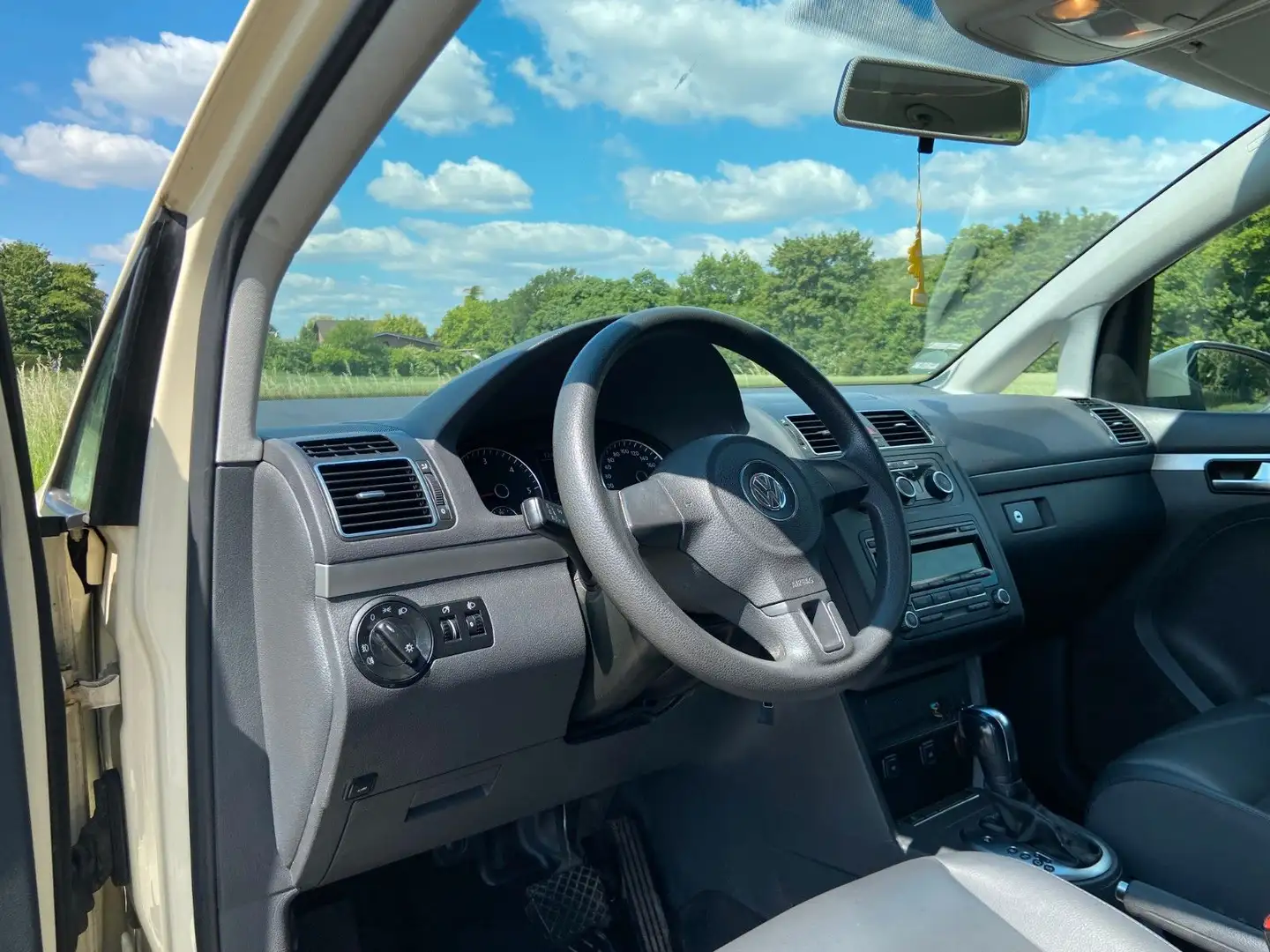Vehicle image, number 12