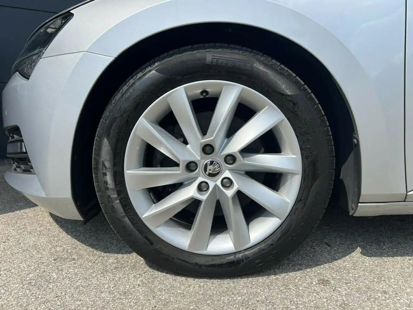 Vehicle image, number 10
