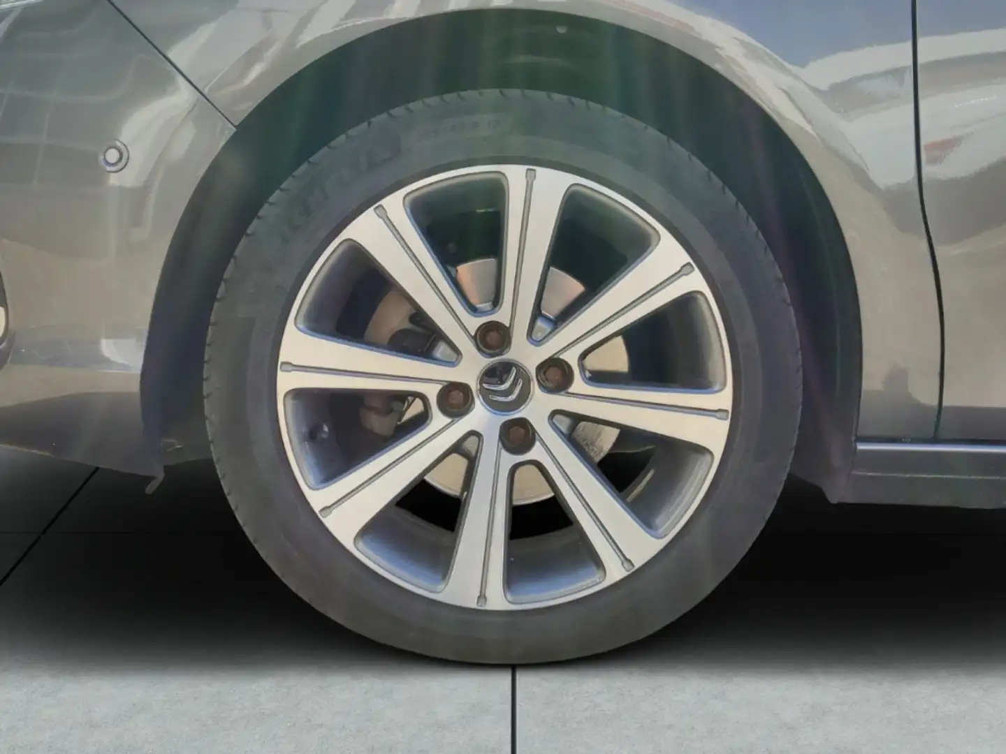 Vehicle image, number 4