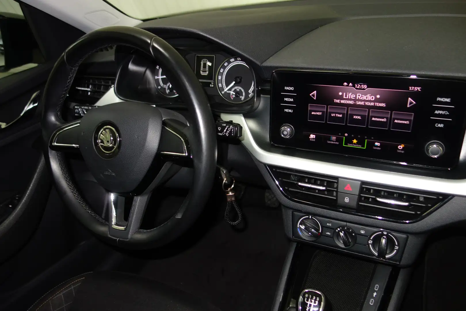 Vehicle image, number 16