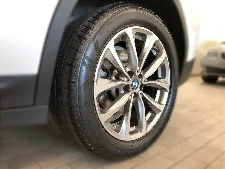 Additional image of the vehicle