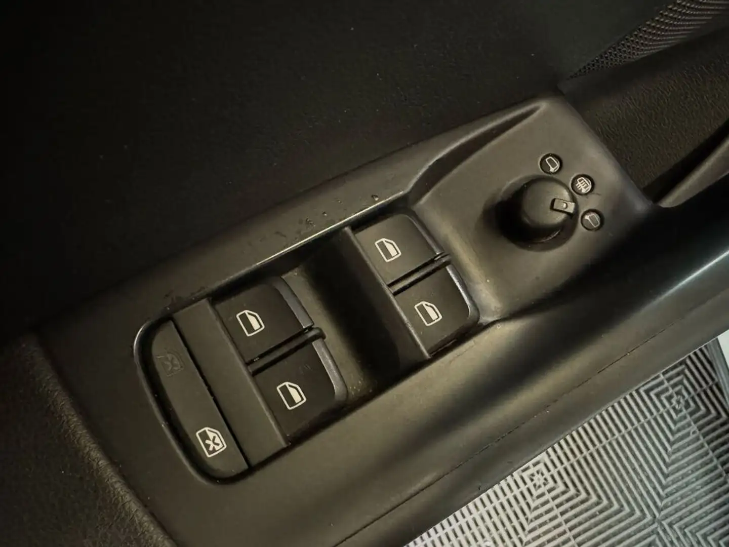 Vehicle image, number 12