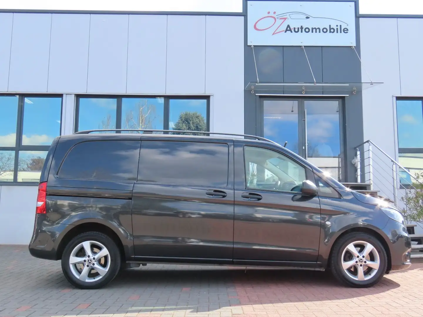 Vehicle image, number 8