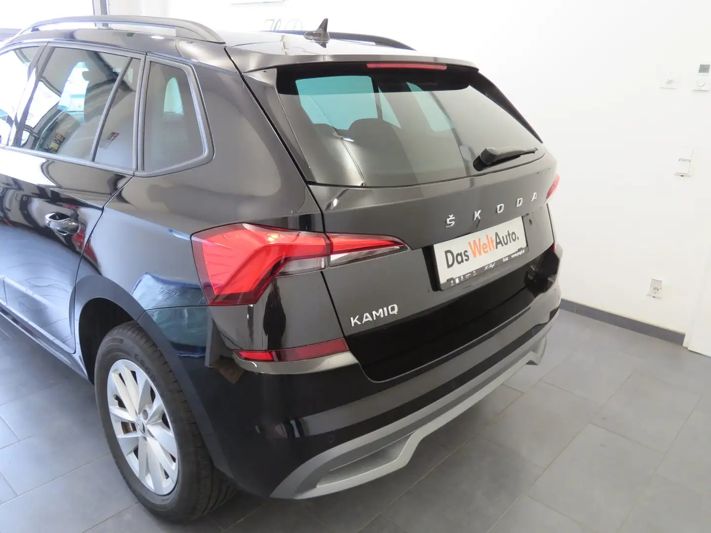 Vehicle image, number 3