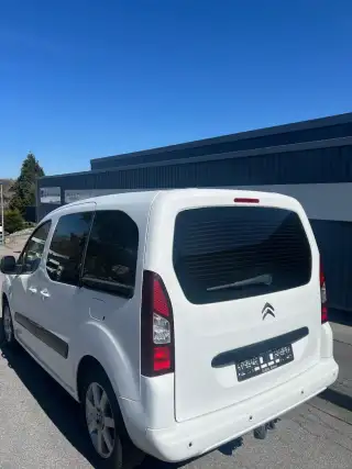 Vehicle image thumbnail, number 4