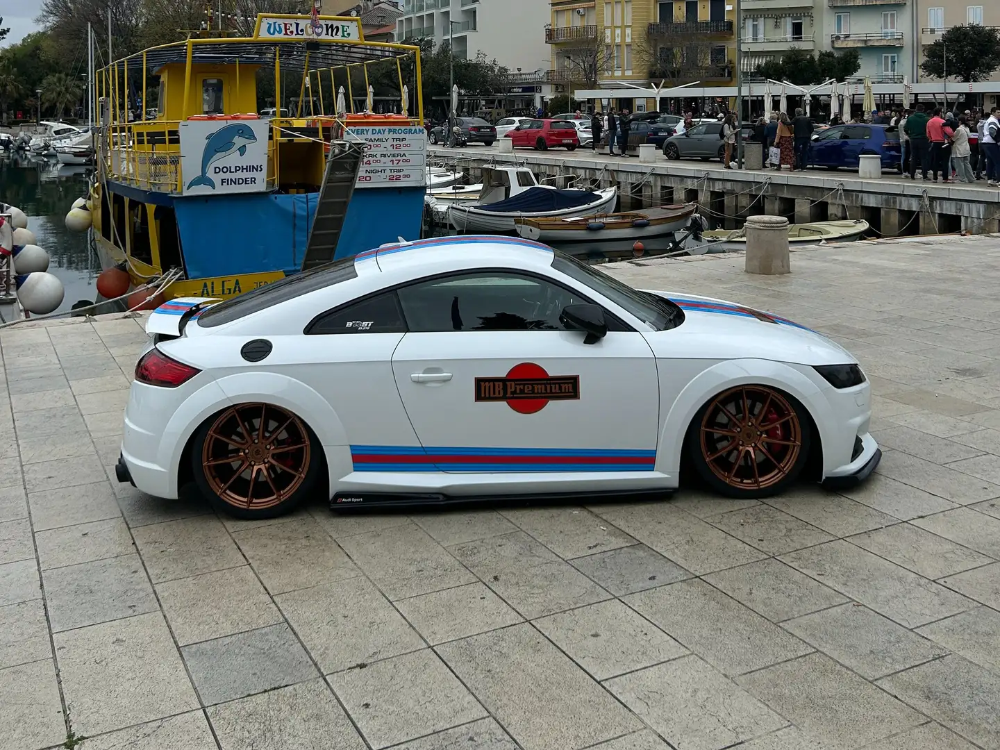 Vehicle image, number 12