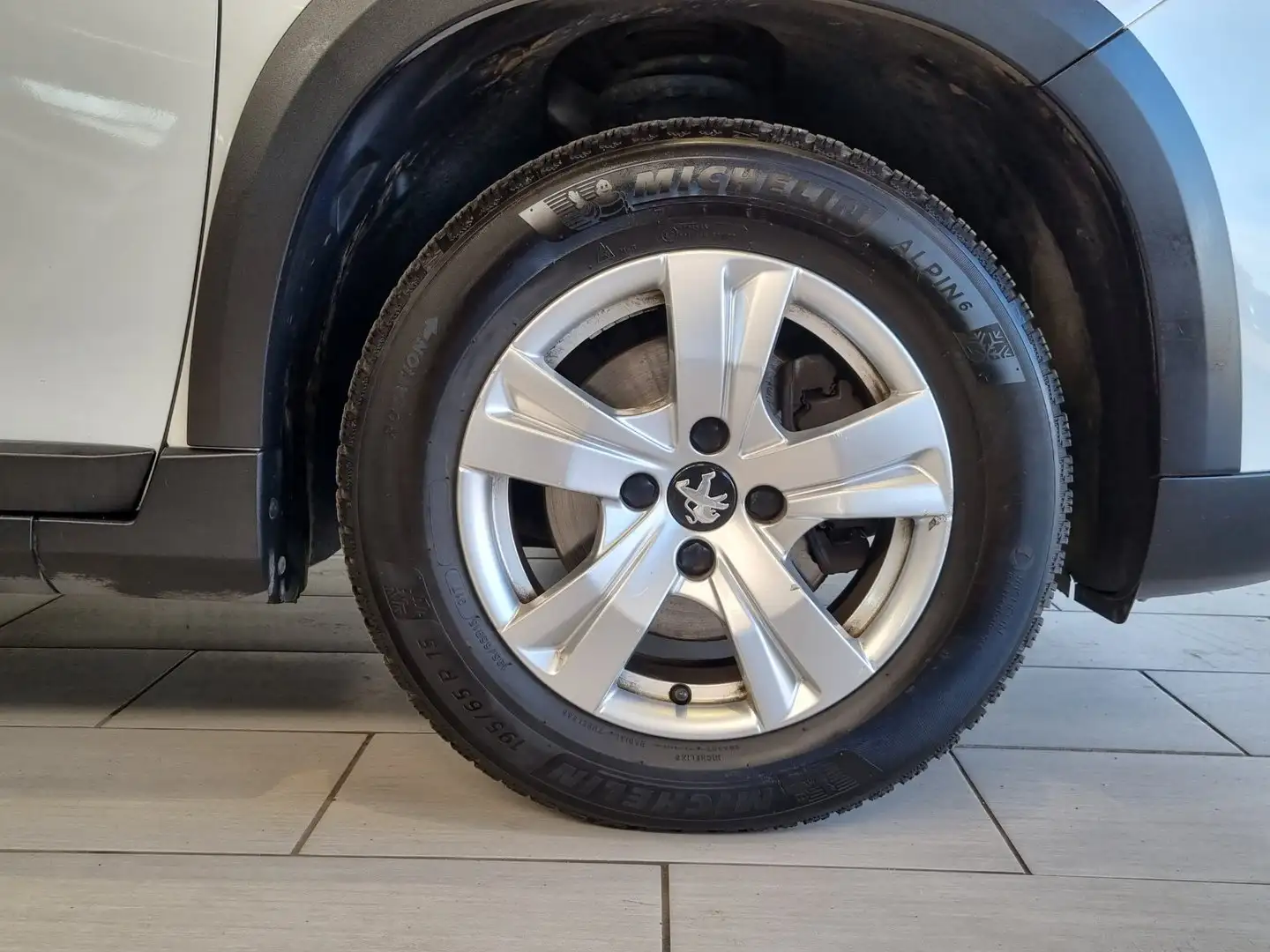 Vehicle image, number 6