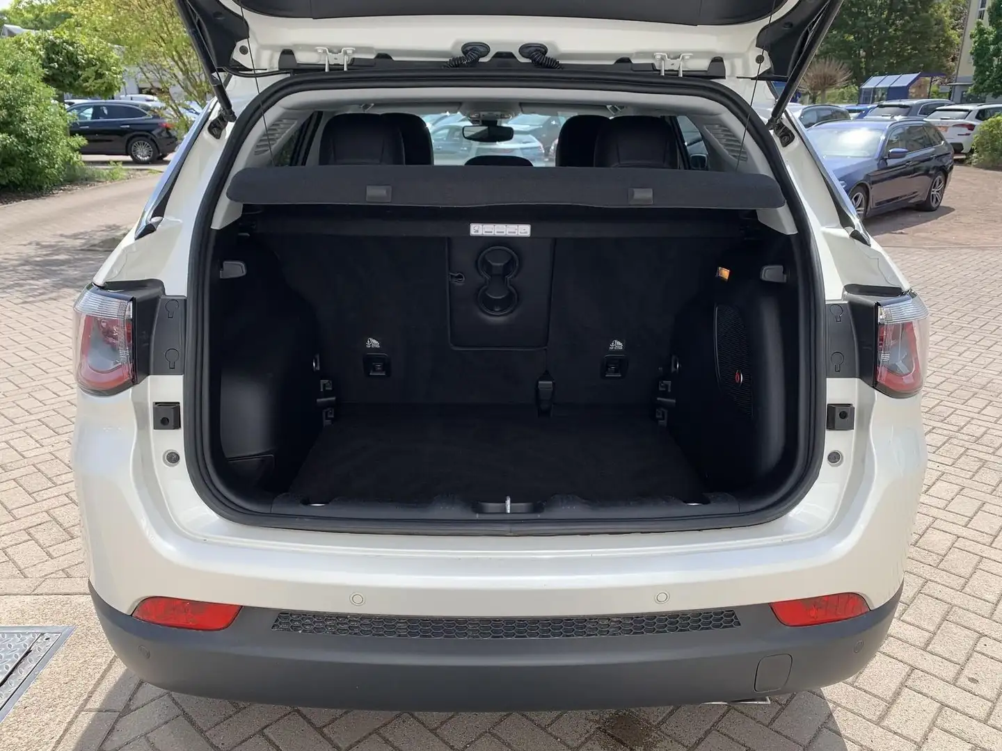 Vehicle image, number 6