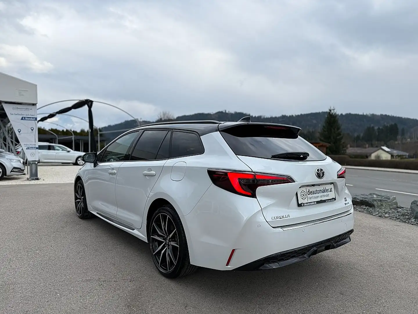 Vehicle image, number 12