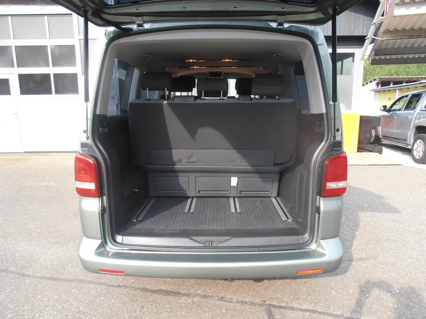 Vehicle image, number 13