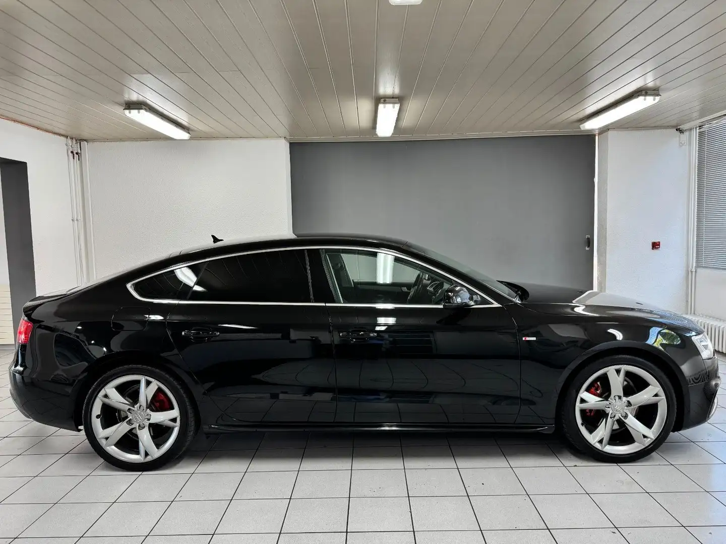 Vehicle image, number 12