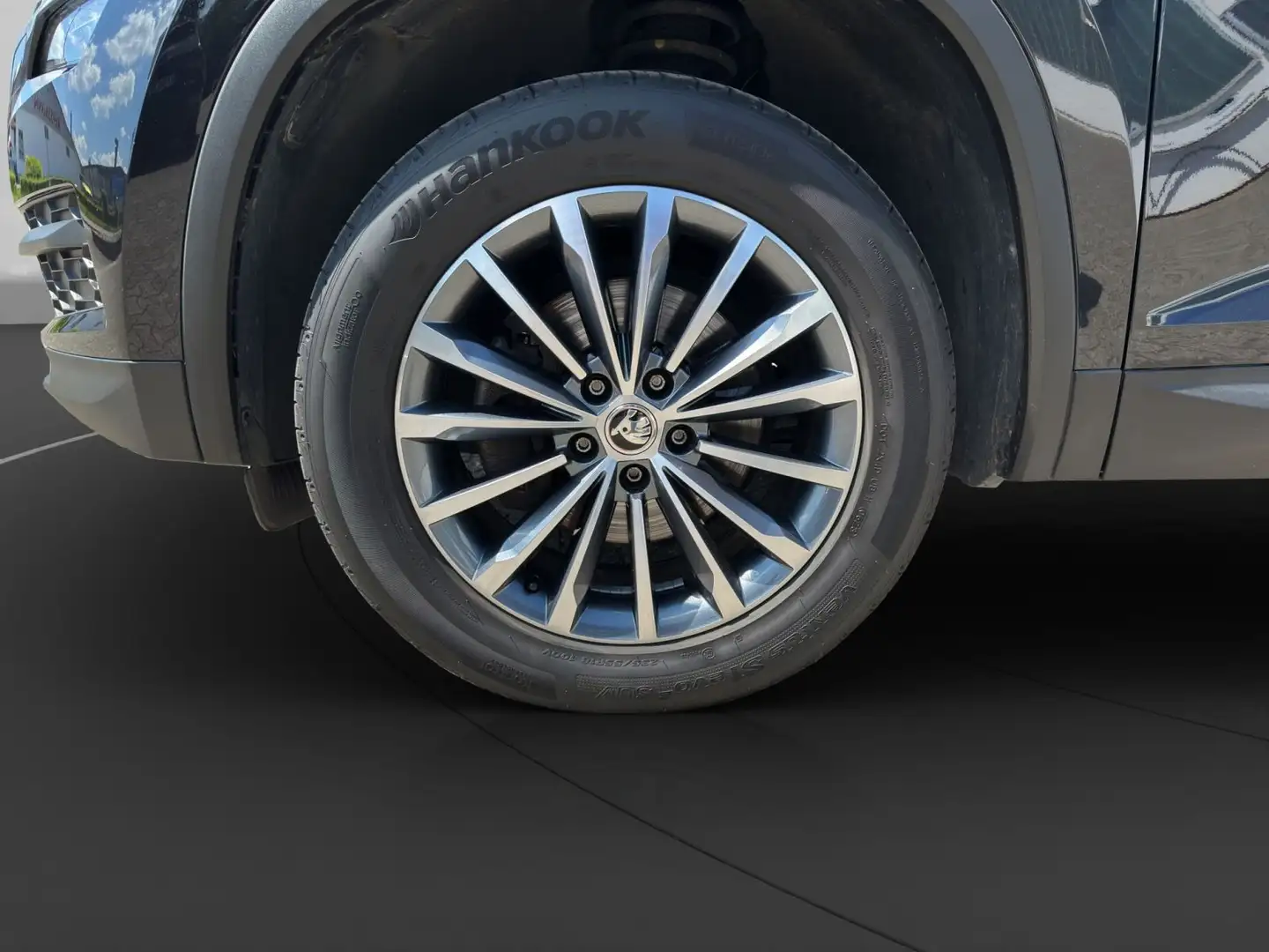 Vehicle image, number 12