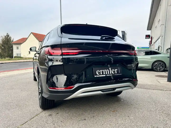 Additional image of the vehicle