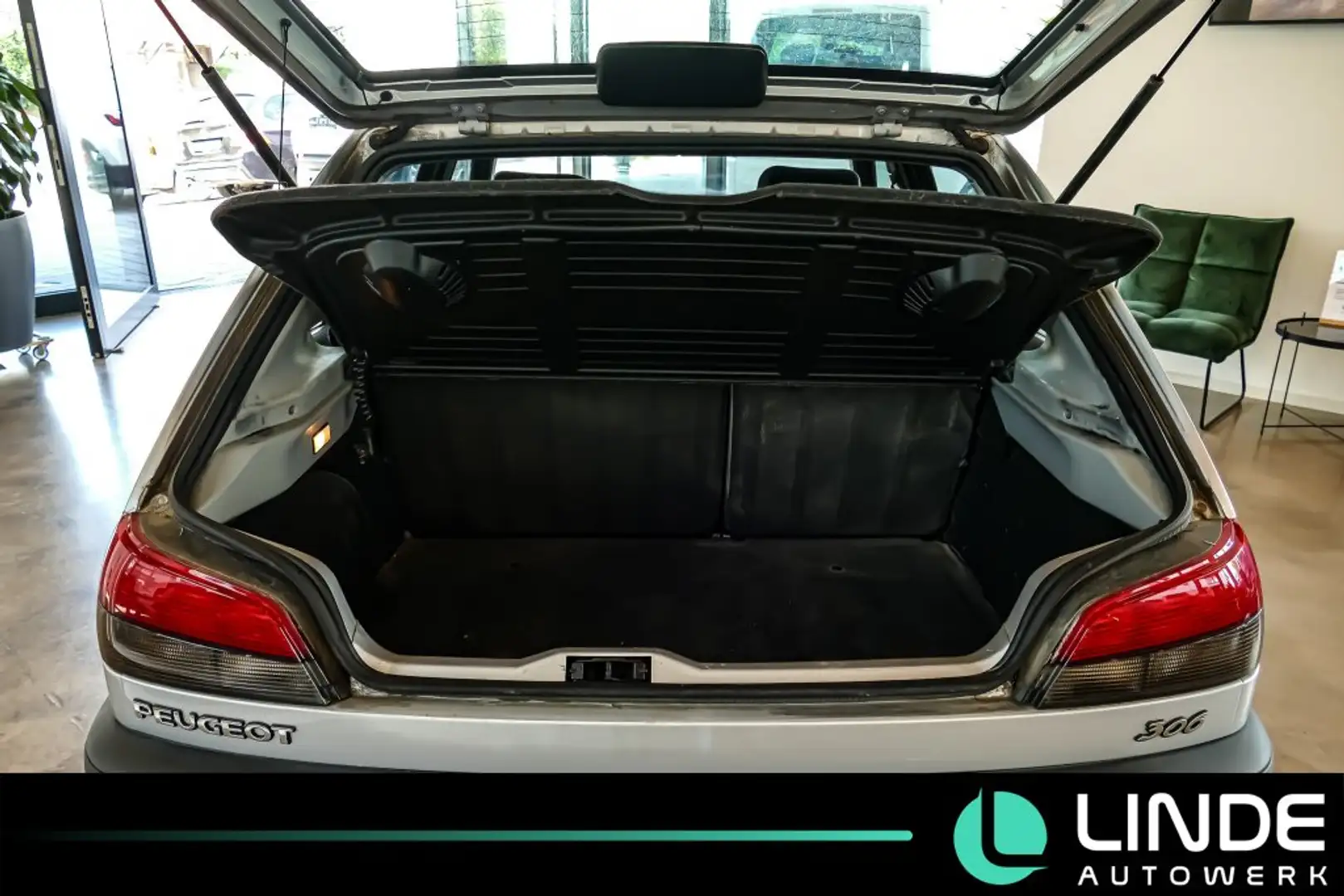 Vehicle image, number 8