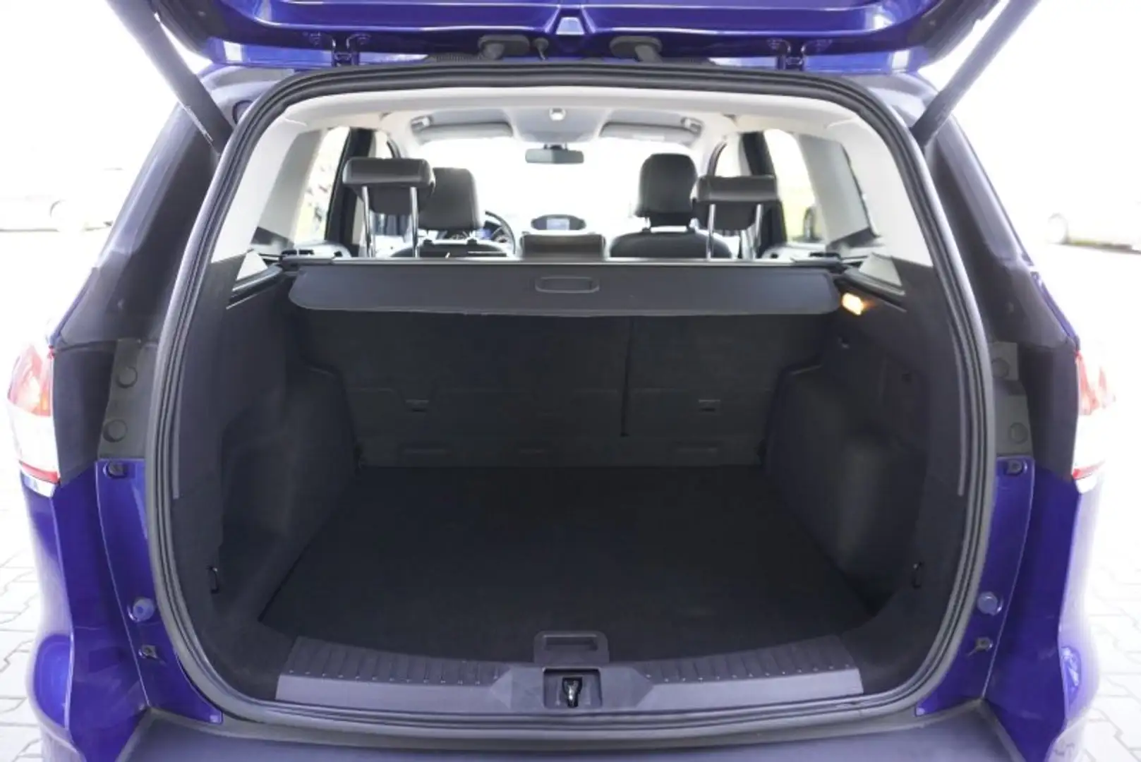 Vehicle image, number 12