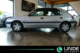 Vehicle image thumbnail, number 4