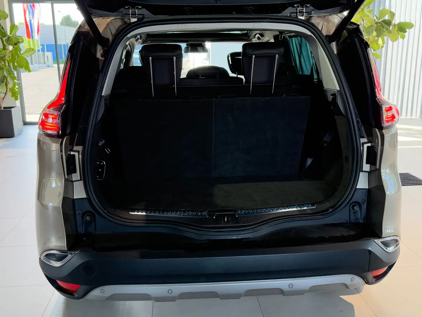 Vehicle image, number 6