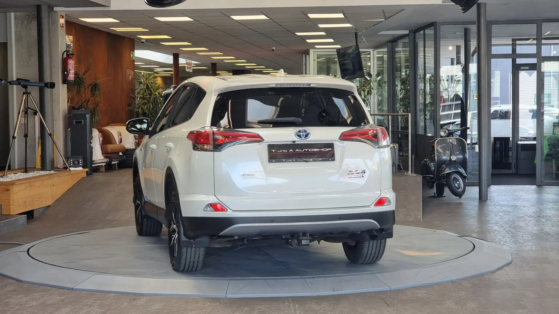 Vehicle image, number 12