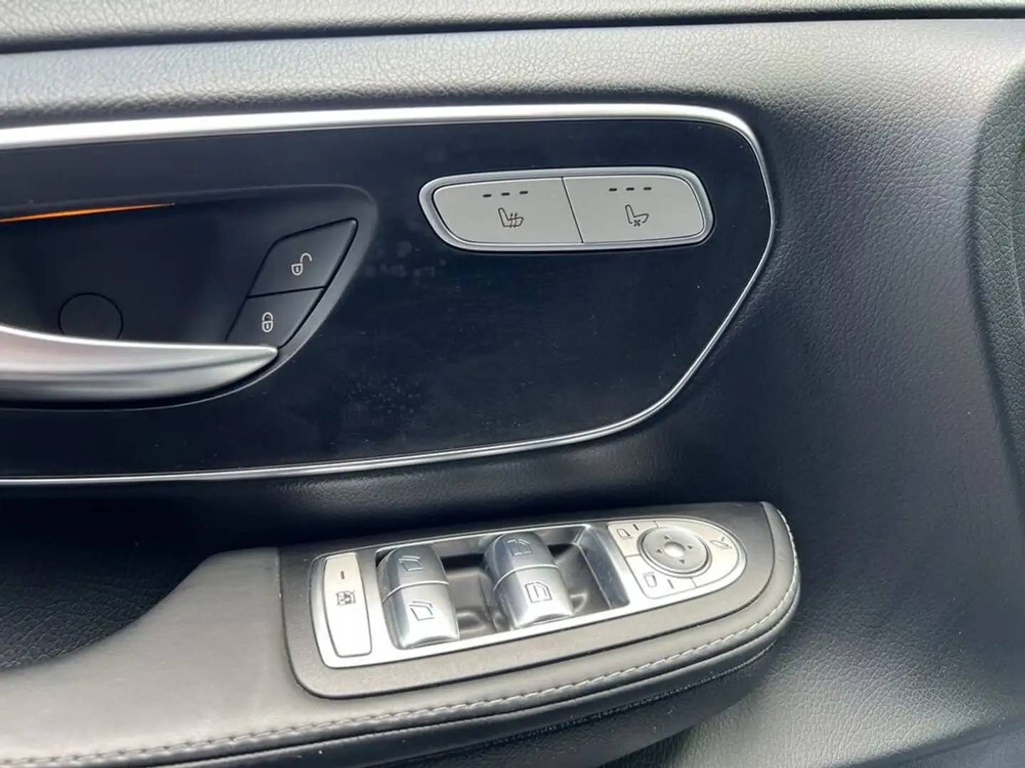 Vehicle image, number 12