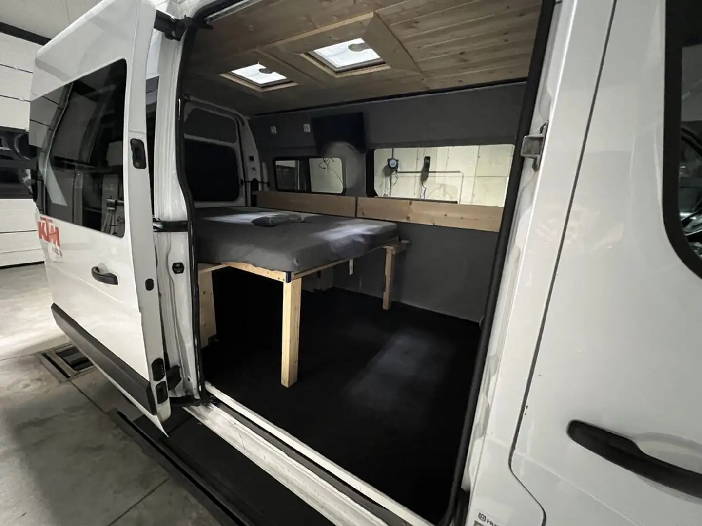Vehicle image, number 6