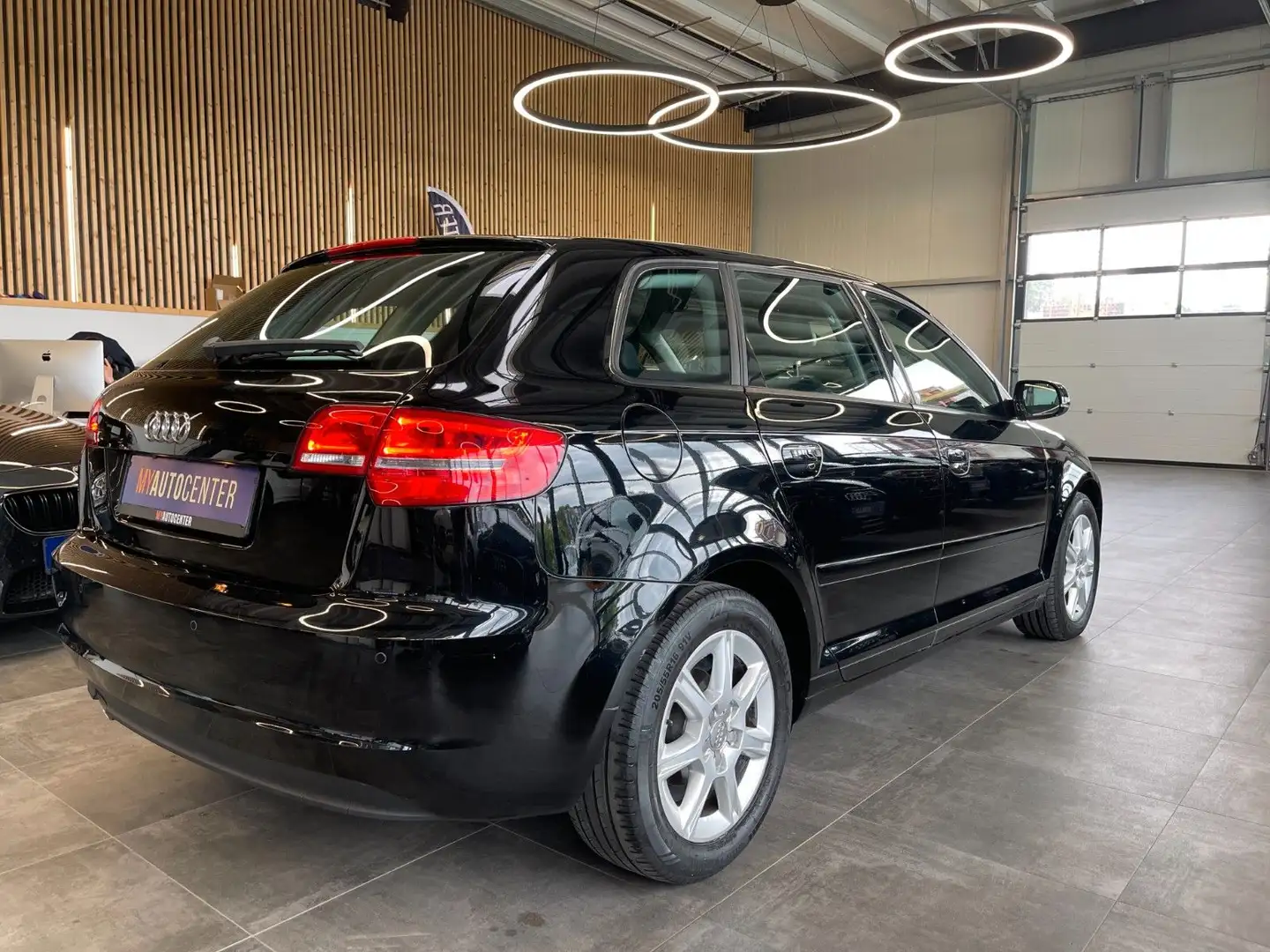 Vehicle image, number 6