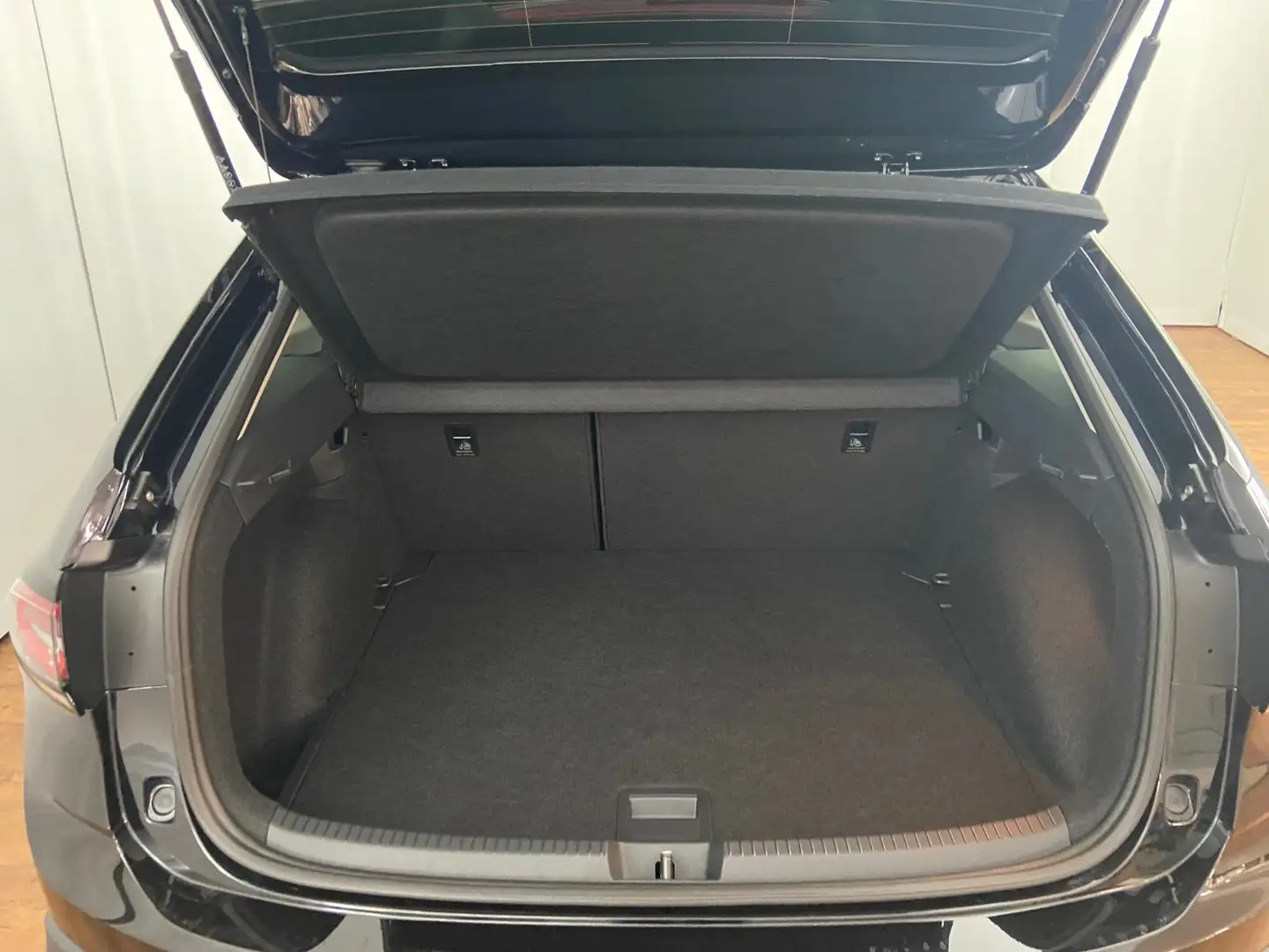 Vehicle image, number 8