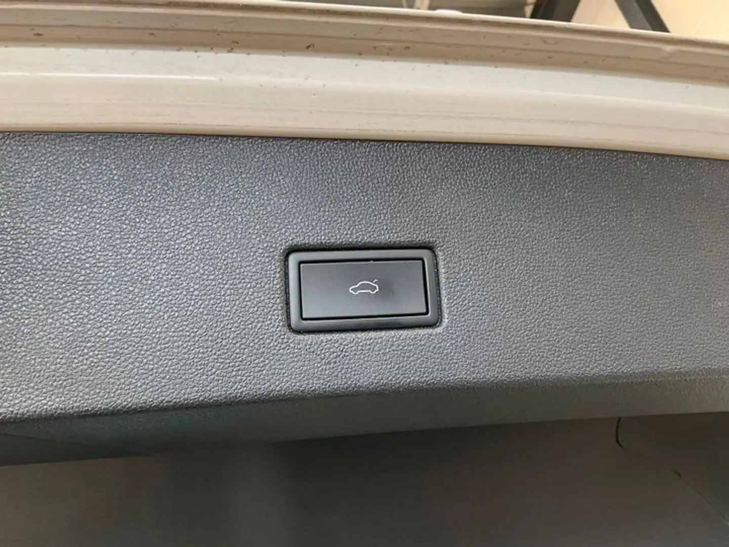 Vehicle image, number 9