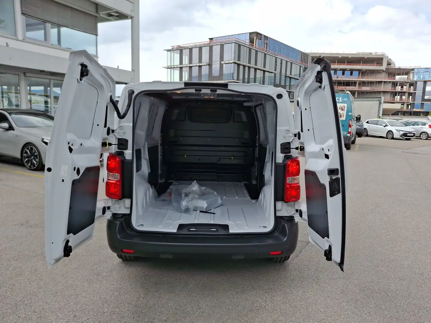 Vehicle image, number 13