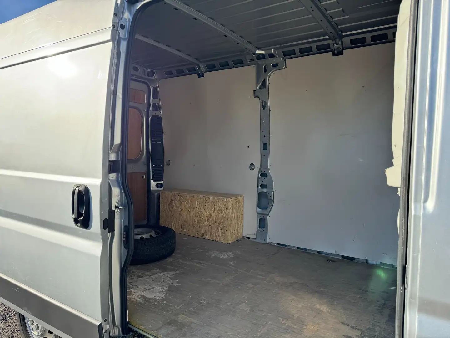 Vehicle image, number 8