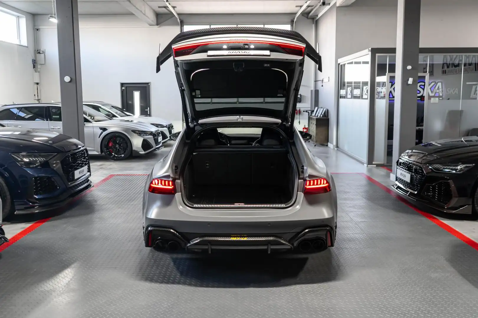 Vehicle image, number 12