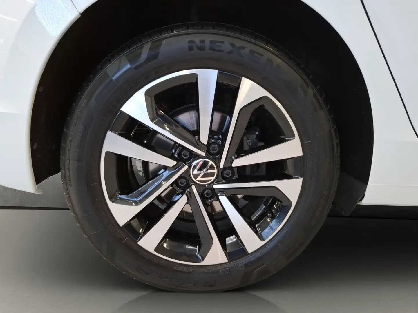 Vehicle image, number 19