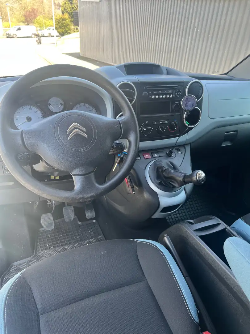 Vehicle image, number 6