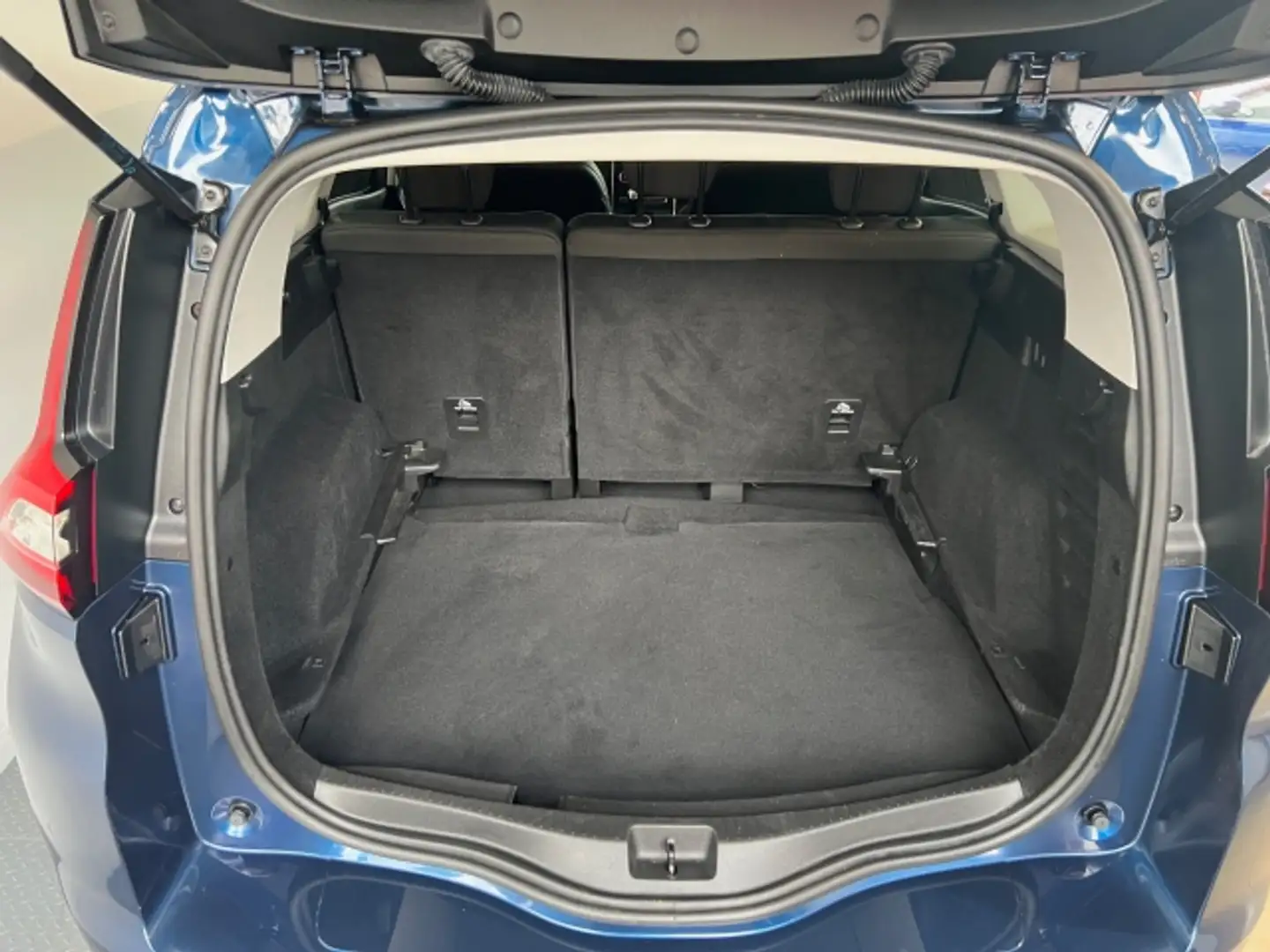 Vehicle image, number 6