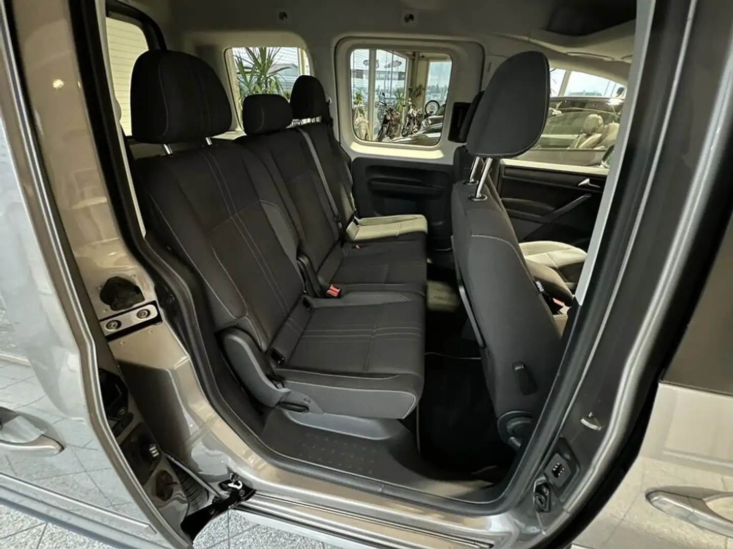 Vehicle image, number 6
