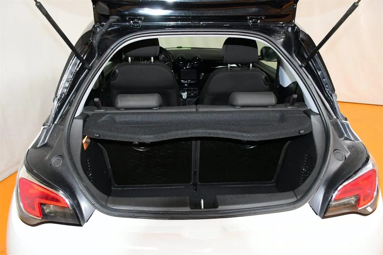 Vehicle image, number 12