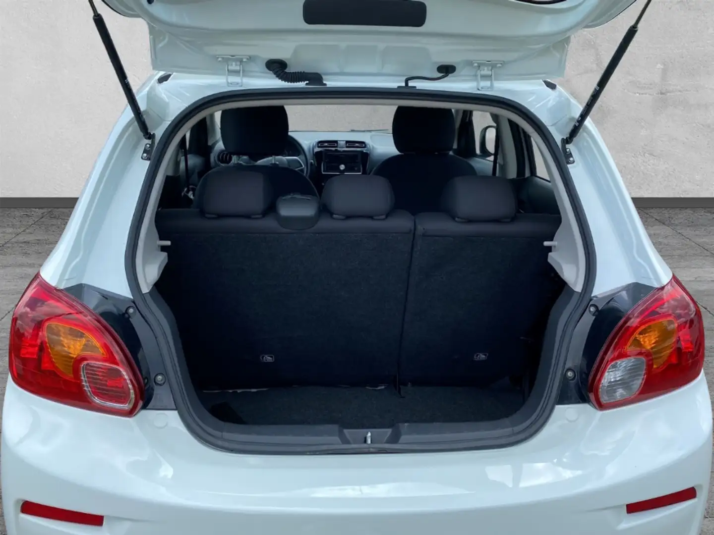 Vehicle image, number 8