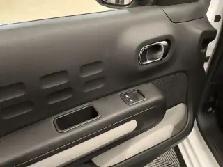 Vehicle image thumbnail, number 6
