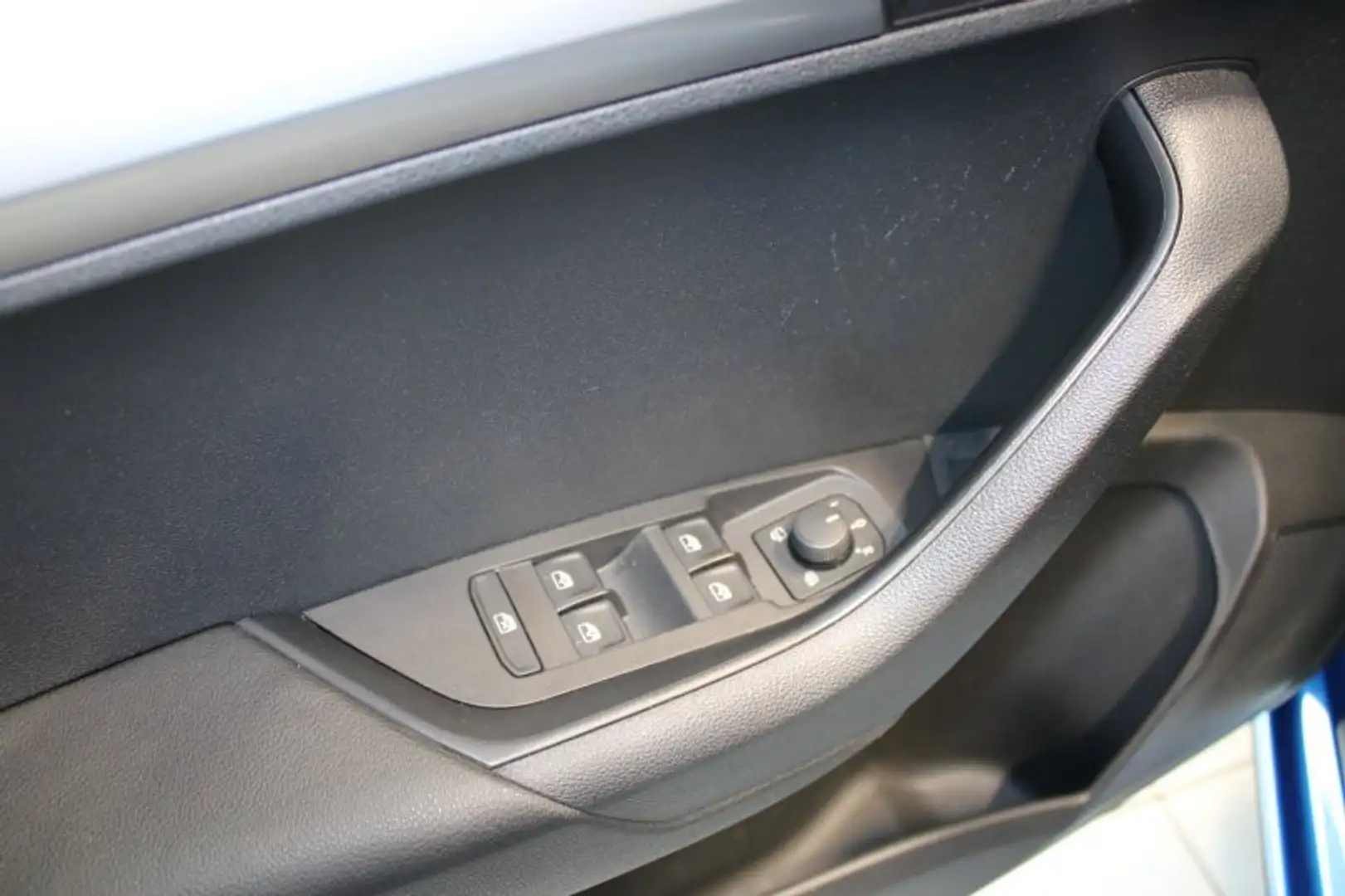 Vehicle image, number 16