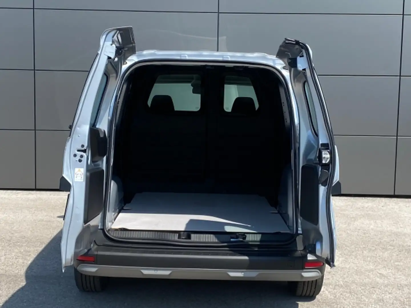 Vehicle image, number 4