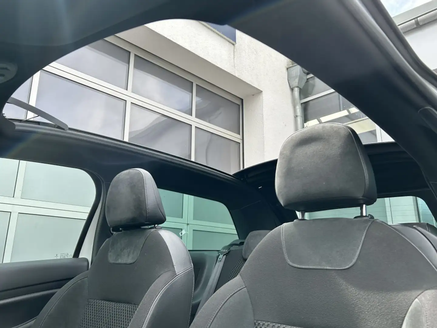 Vehicle image, number 12
