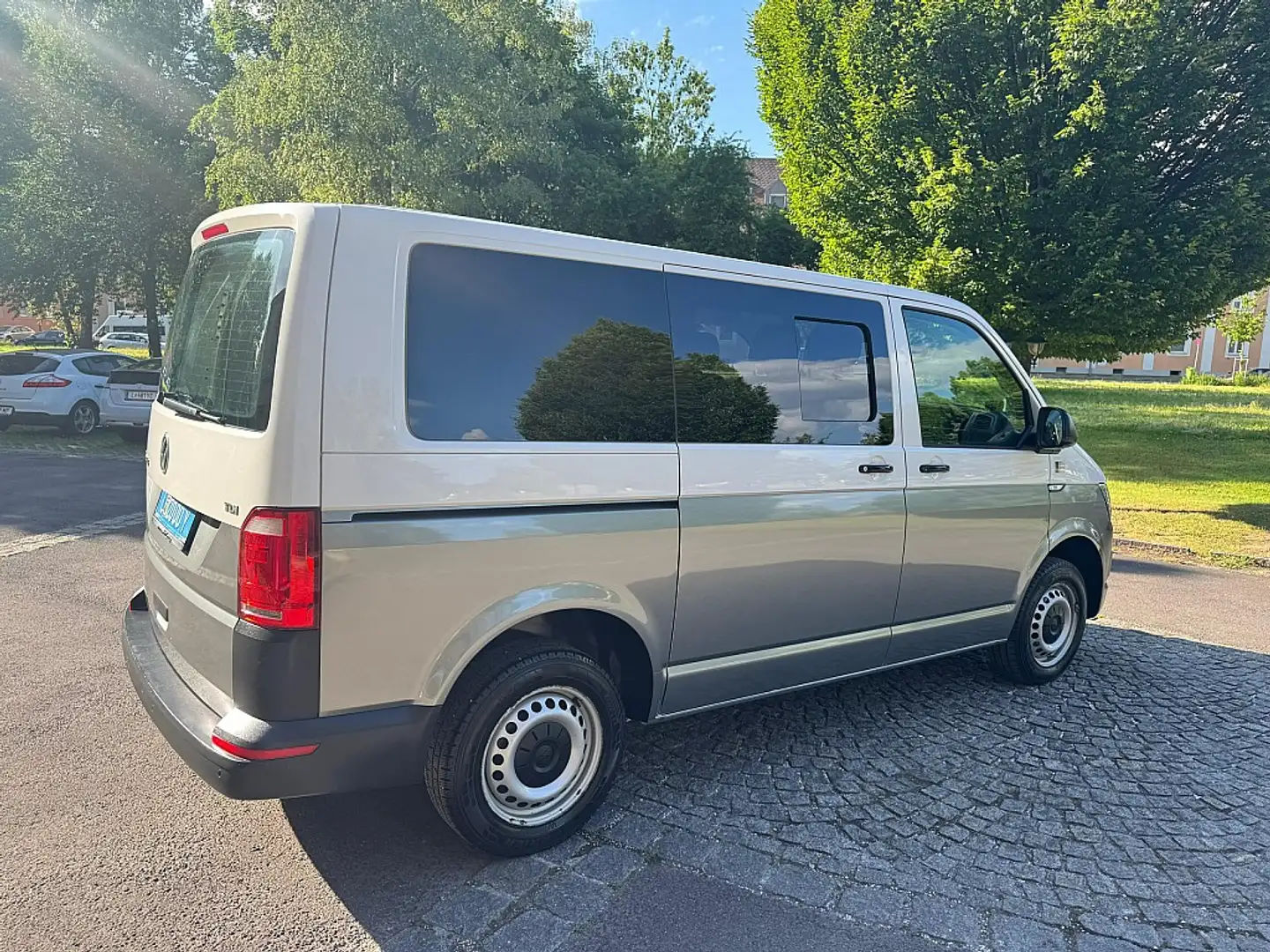 Vehicle image, number 12