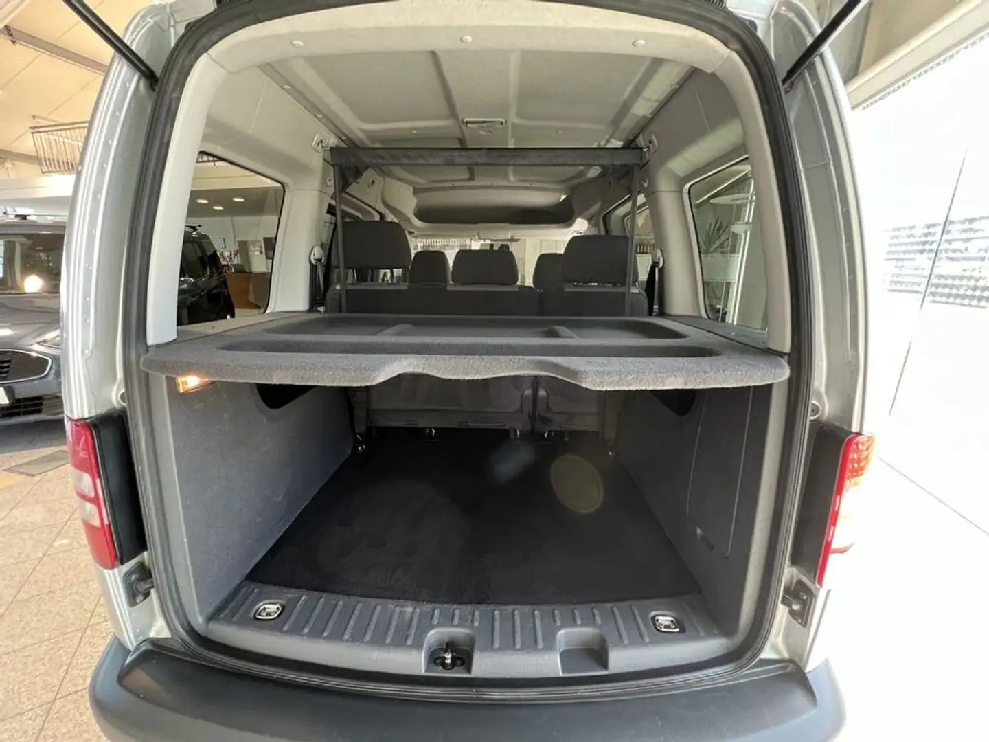 Vehicle image, number 8